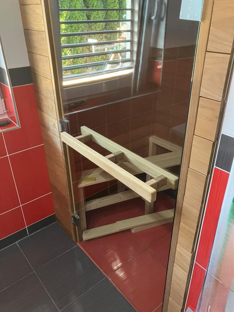 Sauna místo sprchového koutu Detailní pohled na bezbariérovou saunu místo sprchového koutu.